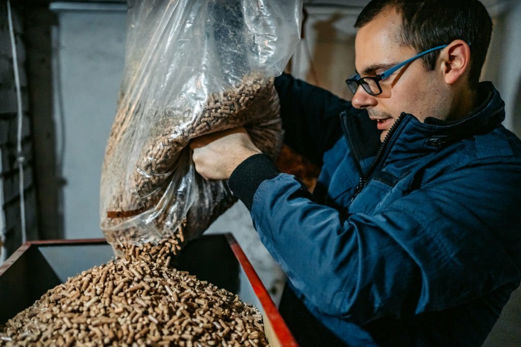 Sujeto cargando pellet, después de montar la estufa